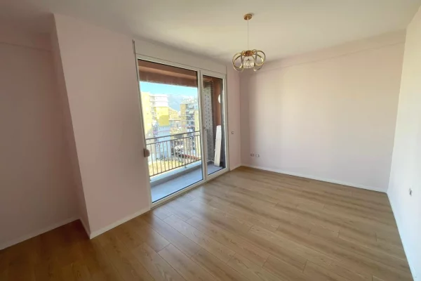 Shtepi me qera Apartament ne Tirane, 2+1, Mobilimi Pjeserisht e mobiluar, Pagesa 680  Euro.