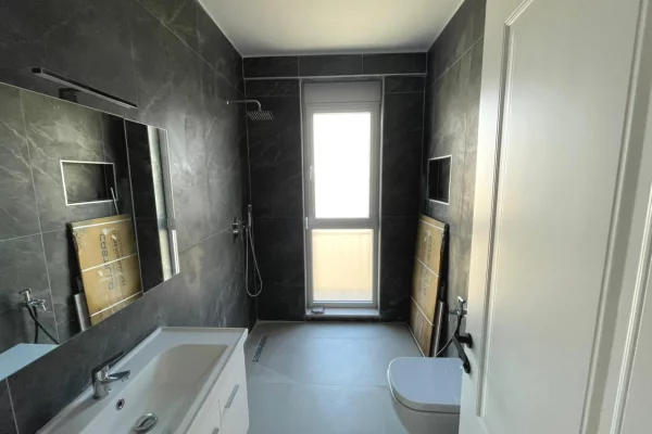 Shtepi me qera Apartament ne Tirane, 2+1, Mobilimi Pjeserisht e mobiluar, Pagesa 680  Euro.