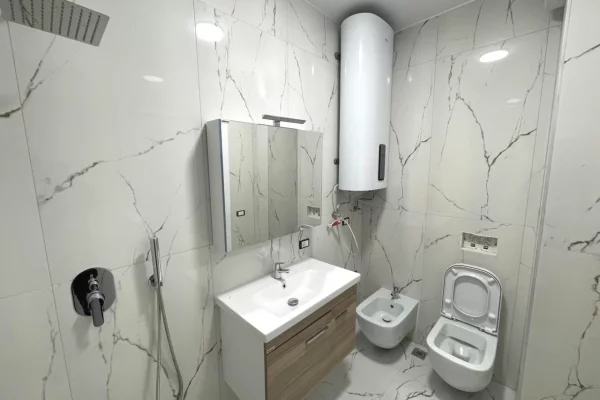 Shtepi me qera Apartament ne Tirane, 2+1, Mobilimi Pjeserisht e mobiluar, Pagesa 680  Euro.