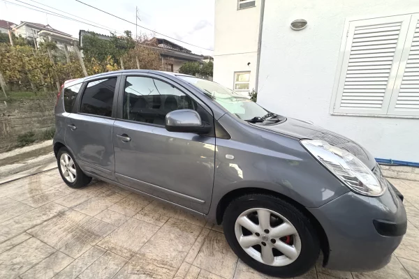 Makina ne shitje ne Tirane - 400,000 Leke