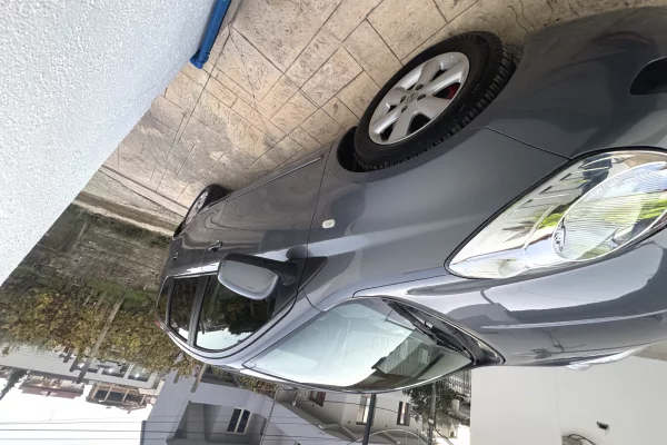 Makina ne shitje ne Tirane - 400,000 Leke