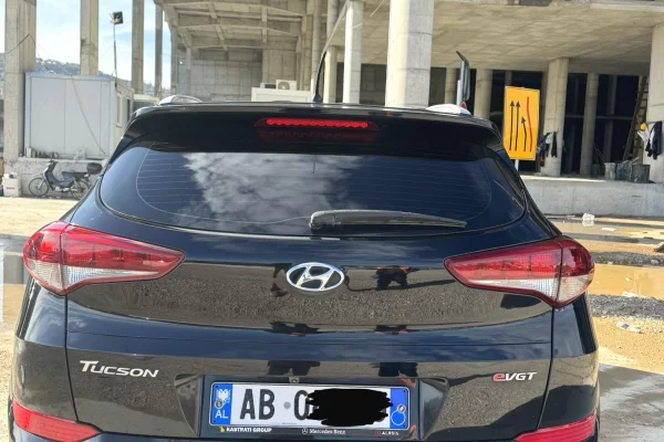 Makina ne shitje ne Tirane, Hyundai, 2015 Diesel,Kambio Automatik Pagesa 13,000  Euro.