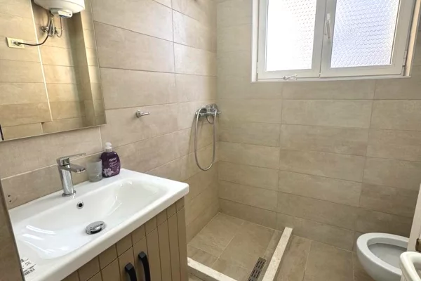 Shtepi ne shitje Apartament ne Tirane, 2+1, Mobilimi E mobiluar, Pagesa 155,000  Euro.