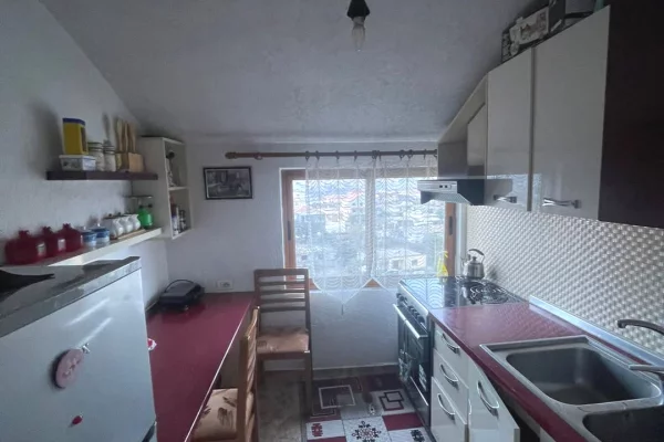 Shtepi me qera Apartament ne Tirane, 3+1, Mobilimi E mobiluar, Pagesa 50,000  Leke.