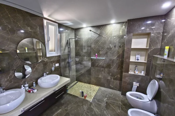 Shtepi ne shitje Vila Luksoze ne Tirane, 4+1, Mobilimi E mobiluar, Pagesa 750,000  Euro.