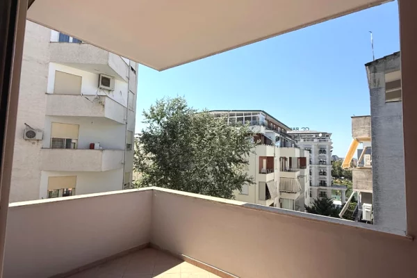 Shtepi ne shitje Apartament ne Tirane, 2+1, Mobilimi Bosh, pa mobiluar, Pagesa 225,000  Euro.
