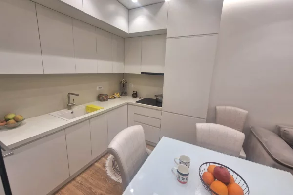 Shtepi ne shitje Apartament ne Tirane, 2+1, Mobilimi E mobiluar, Pagesa 280,000  Euro.