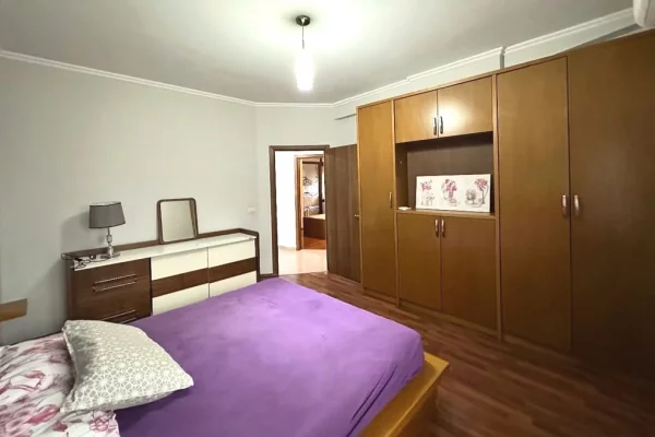 Shtepi ne shitje Apartament ne Tirane, 3+1, Mobilimi E mobiluar, Pagesa 299,000  Euro.