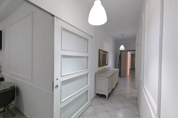 Shtepi ne shitje Apartament ne Tirane, 2+1, Mobilimi E mobiluar, Pagesa 160,000  Euro.