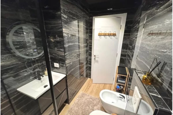 Shtepi ne shitje Apartament ne Tirane, 2+1, Mobilimi E mobiluar, Pagesa 195,000  Euro.