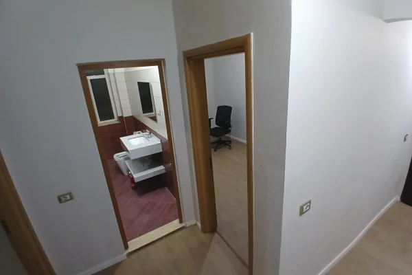 Shtepi me qera Apartament ne Tirane, 2+1, Mobilimi Bosh, pa mobiluar, Pagesa 550  Euro.