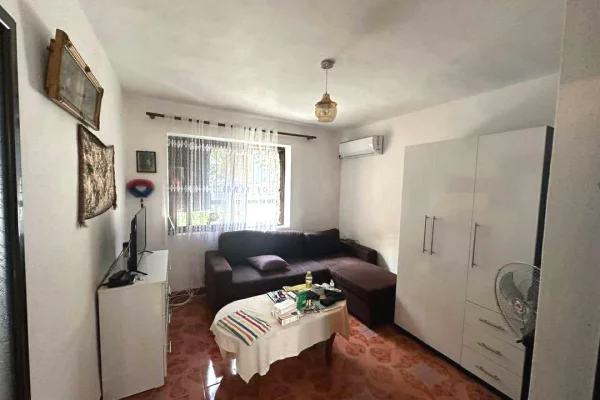 Shtepi ne shitje Apartament ne Tirane, Garsoniere, Mobilimi E mobiluar, Pagesa 57,000  Euro.