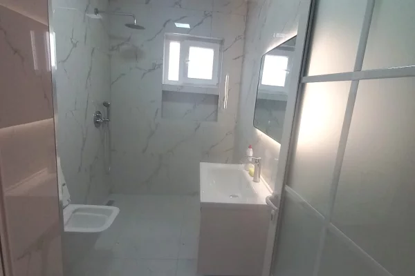 Shtepi ne shitje Apartament ne Tirane, Garsoniere, Mobilimi E mobiluar, Pagesa 78,000  Euro.