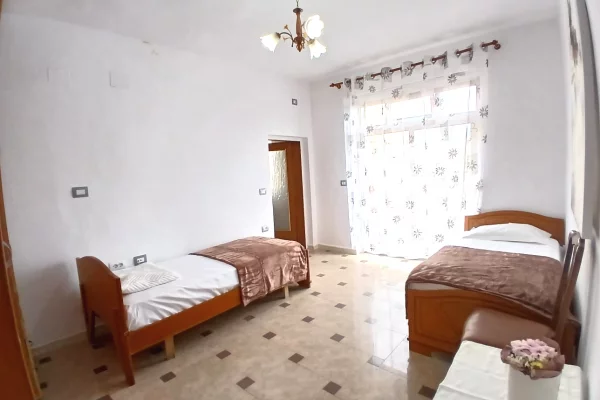 Shtepi me qera Apartament ne Tirane, 2+1, Mobilimi E mobiluar, Pagesa 65,000  Leke.
