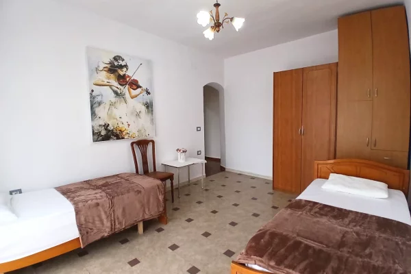 Shtepi me qera Apartament ne Tirane, 2+1, Mobilimi E mobiluar, Pagesa 65,000  Leke.