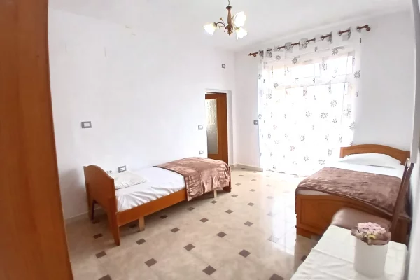 Shtepi me qera Apartament ne Tirane, 2+1, Mobilimi E mobiluar, Pagesa 65,000  Leke.