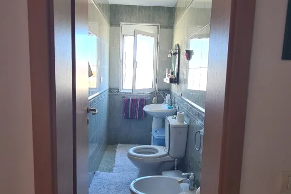 Shtepi ne shitje Apartament ne Tirane, 2+1, Mobilimi E mobiluar, Pagesa 140,000  Euro.