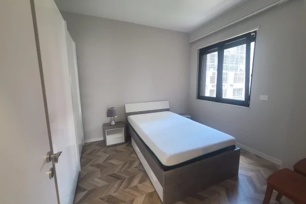 Shtepi me qera Apartament ne Tirane, 3+1, Mobilimi E mobiluar, Pagesa 1,000  Euro.