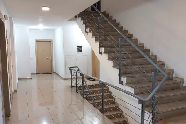 Shtepi me qera Apartament ne Tirane, 2+1, Mobilimi E mobiluar, Pagesa 1,000  Euro.