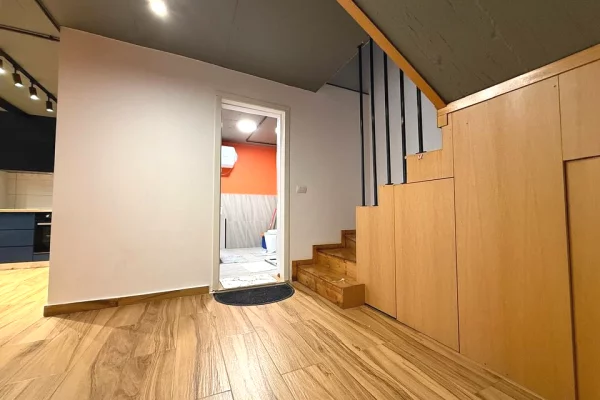 Shtepi ne shitje Apartament ne Tirane, 2+1, Mobilimi E mobiluar, Pagesa 176,000  Euro.