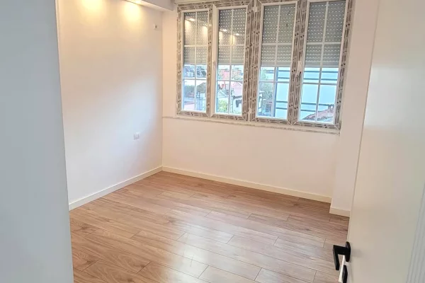 Shtepi ne shitje Apartament ne Tirane, 2+1, Mobilimi Bosh, pa mobiluar, Pagesa 240,000  Euro.