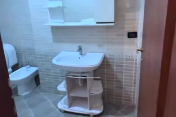 Shtepi ne shitje Apartament ne Tirane, 2+1, Mobilimi E mobiluar, Pagesa 110,000  Euro.