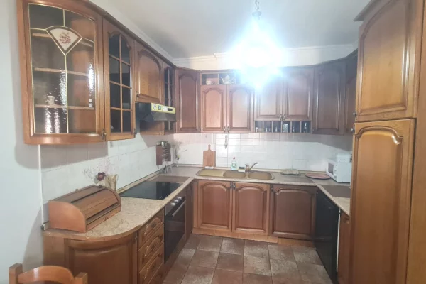 Shtepi me qera Apartament ne Tirane, 2+1, Mobilimi E mobiluar, Pagesa 650  Euro.