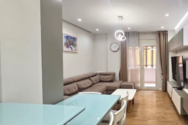 Shtepi ne shitje Apartament ne Tirane, 2+1, Mobilimi E mobiluar, Pagesa 170,000  Euro.