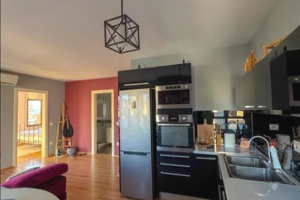 Bar kafe me qera te myslym shyri 