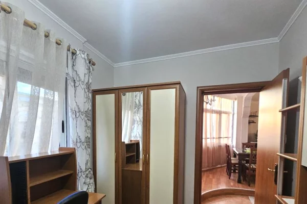Shtepi me qera Apartament ne Tirane, 3+1, Mobilimi E mobiluar, Pagesa 740  Euro.