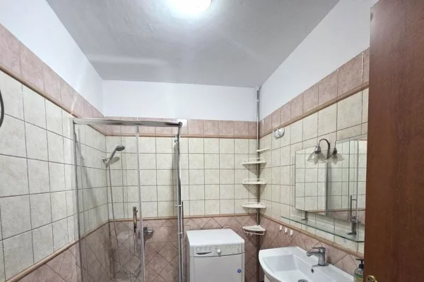 Shtepi me qera Apartament ne Tirane, 3+1, Mobilimi E mobiluar, Pagesa 740  Euro.
