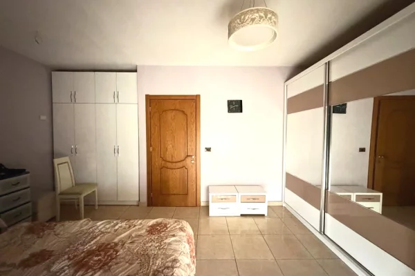Shtepi ne shitje Apartament ne Tirane, 2+1, Mobilimi E mobiluar, Pagesa 145,000  Euro.