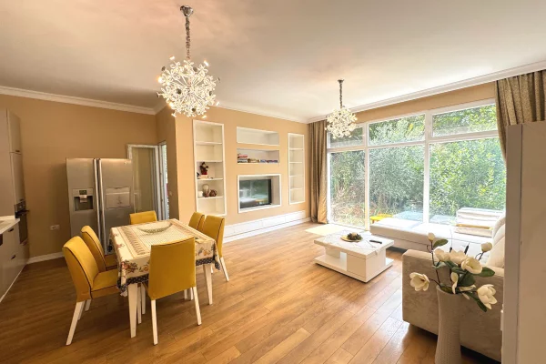 Shtepi ne shitje Penthose(kati i fundit panoramik) ne Tirane, 3+1, Mobilimi E mobiluar, Pagesa 500,000  Euro.