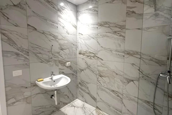 Shtepi ne shitje Apartament ne Tirane, 2+1, Mobilimi Bosh, pa mobiluar, Pagesa 486,000  Euro.