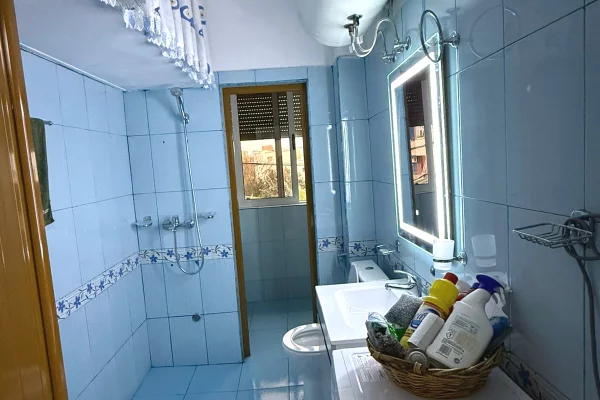 Shtepi ne shitje Apartament ne Tirane, 2+1, Mobilimi E mobiluar, Pagesa 135,000  Euro.