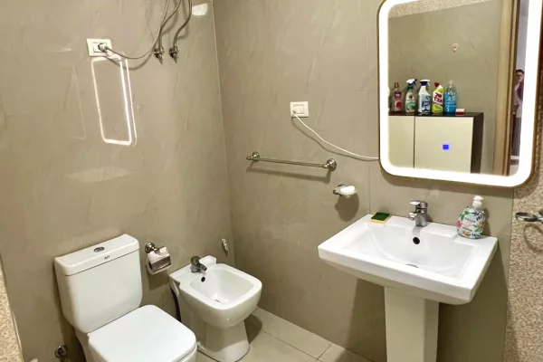 Shtepi ne shitje Apartament ne Tirane, 2+1, Mobilimi E mobiluar, Pagesa 135,000  Euro.