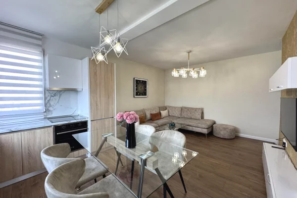 Shtepi ne shitje Apartament ne Tirane, 2+1, Mobilimi E mobiluar, Pagesa 275,000  Euro.