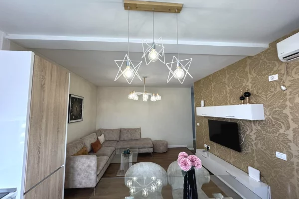 Shtepi ne shitje Apartament ne Tirane, 2+1, Mobilimi E mobiluar, Pagesa 275,000  Euro.