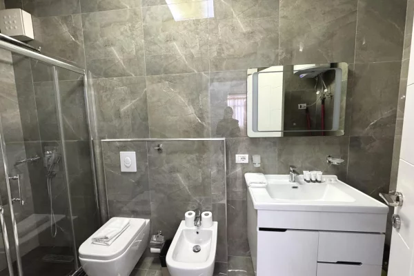 Shtepi ne shitje Apartament ne Tirane, 2+1, Mobilimi E mobiluar, Pagesa 275,000  Euro.