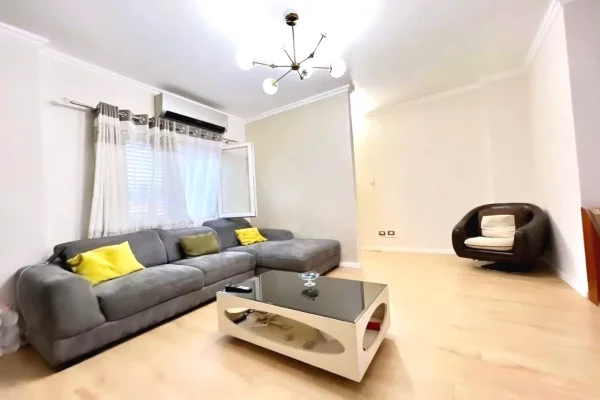 Shtepi ne shitje Apartament ne Tirane, 2+1, Mobilimi E mobiluar, Pagesa 200,000  Euro.