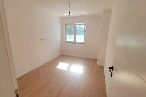 Shtepi ne shitje Apartament ne Tirane, 1+1, Mobilimi Bosh, pa mobiluar, Pagesa 128,000  Euro.