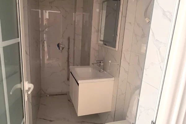 Shtepi ne shitje Apartament ne Tirane, 1+1, Mobilimi Bosh, pa mobiluar, Pagesa 128,000  Euro.