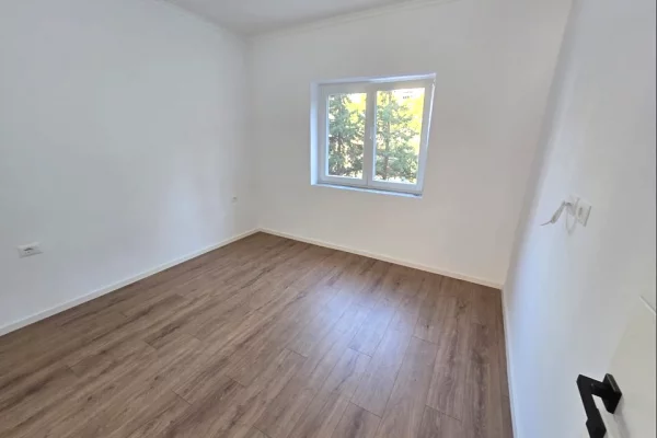 Shtepi ne shitje Apartament ne Tirane, 1+1, Mobilimi Bosh, pa mobiluar, Pagesa 125,000  Euro.