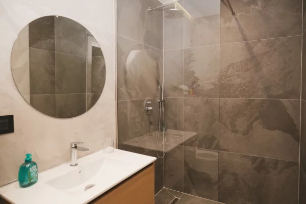 Shtepi me qera Apartament ne Tirane, Garsoniere, Mobilimi E mobiluar, Pagesa 110,000  Leke.