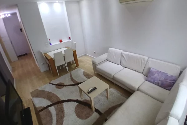 Shtepi me qera Apartament ne Tirane, 2+1, Mobilimi E mobiluar, Pagesa 55,000  Leke.