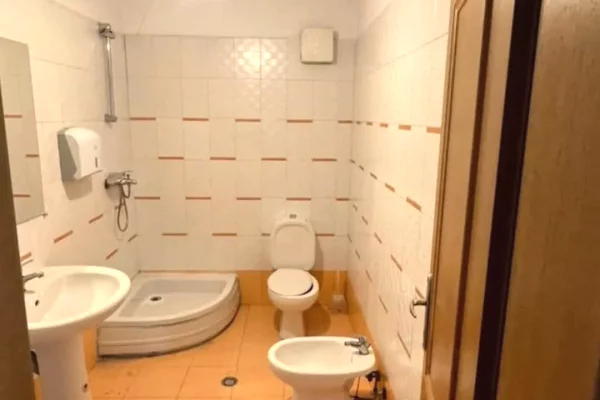 Shtepi me qera 2+1 ne Tirane - 700 Euro