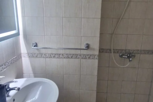 Shtepi me qera Apartament ne Tirane, 3+1, Mobilimi E mobiluar, Pagesa 75,000  Leke.