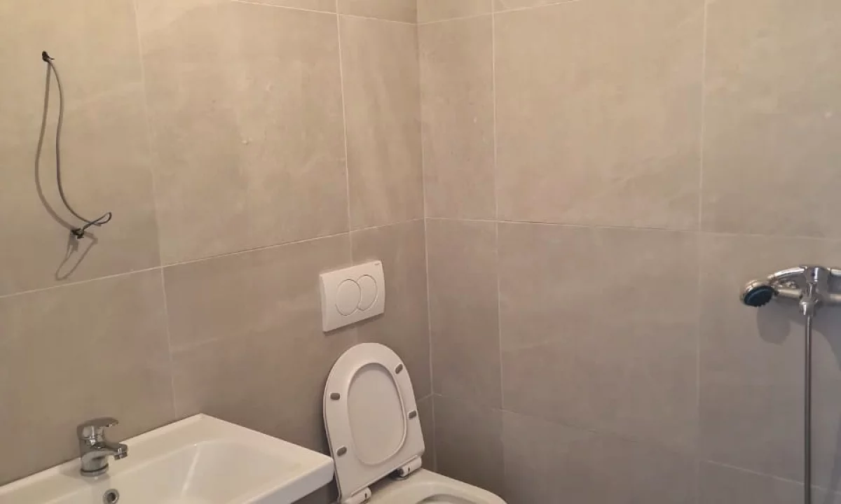 Shtepi ne shitje Apartament ne Tirane, 1+1, Mobilimi Bosh, pa mobiluar, Pagesa 98,000  Euro.