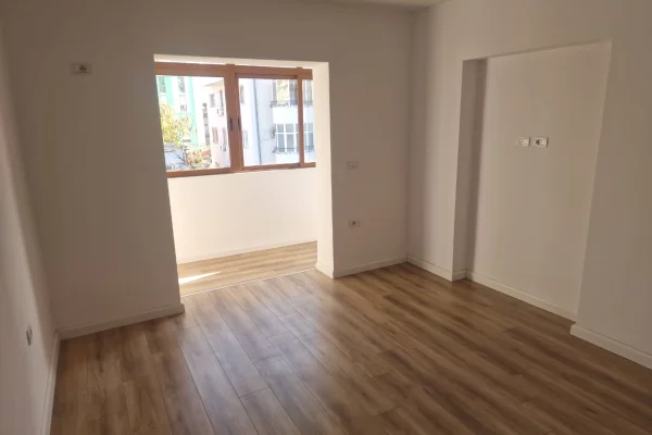 Shtepi ne shitje Apartament ne Tirane, 1+1, Mobilimi Bosh, pa mobiluar, Pagesa 98,000  Euro.