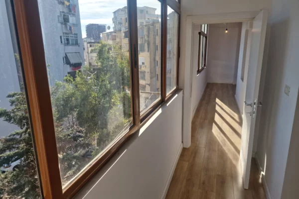 Shtepi ne shitje Apartament ne Tirane, 1+1, Mobilimi Bosh, pa mobiluar, Pagesa 98,000  Euro.